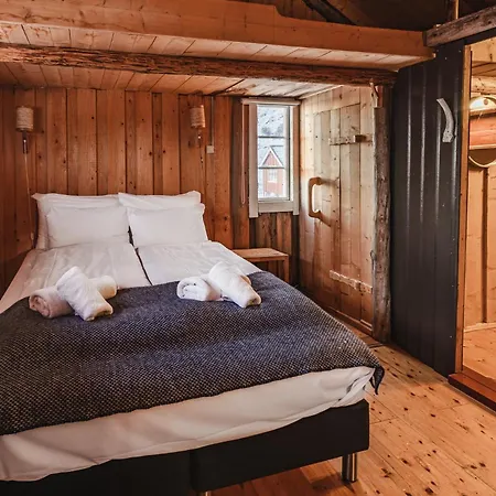 Fiskevaeret Nesland Guest house *