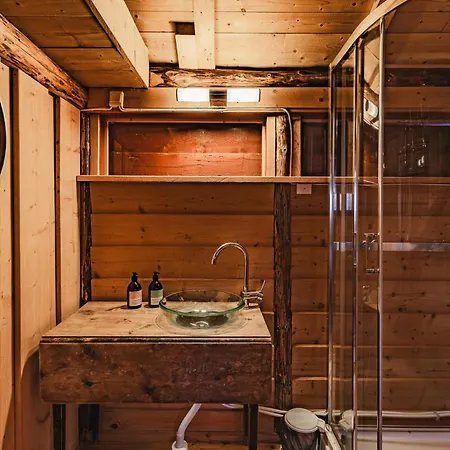 Fiskevaeret Nesland Guest house